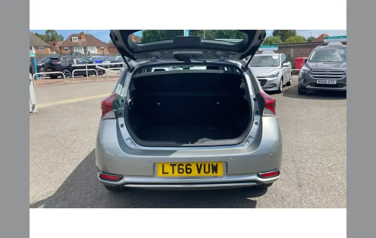 Used Toyota Auris Hybrid Business Edition 134 HP (98 kW) 2016 Grey Hatchback