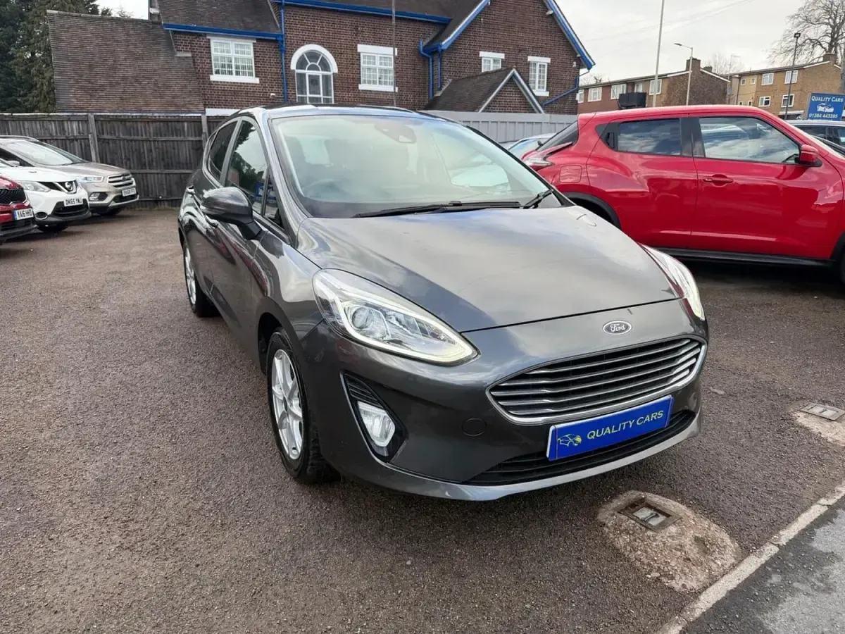 Used Ford Fiesta Zetec 70 HP (51 kW) 2019 Grey Hatchback