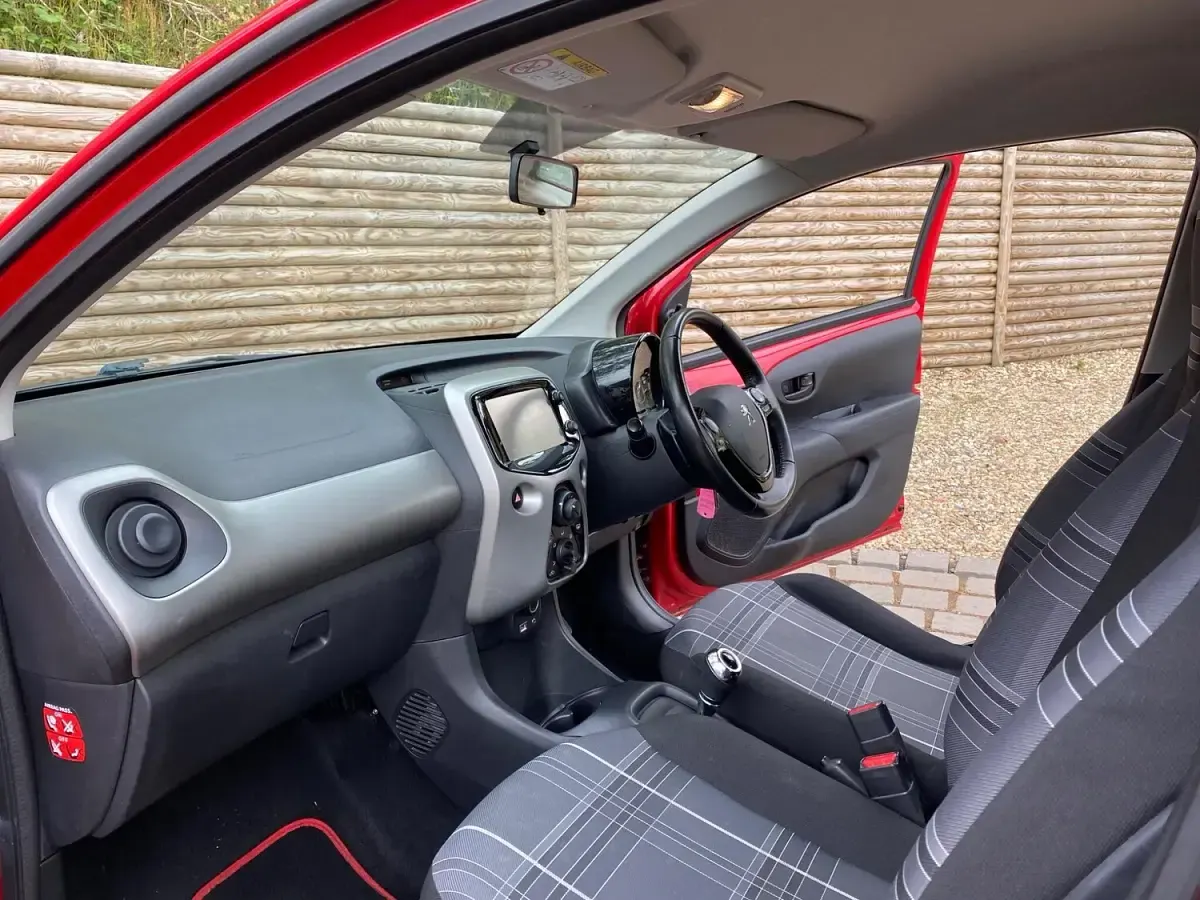 Used Peugeot 108 Active 68 HP (50 kW) 2017 Red Hatchback