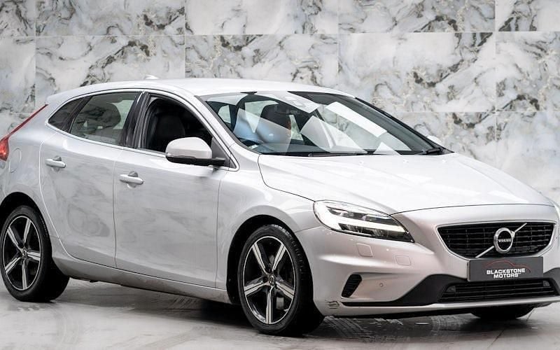 Used Volvo V40 R-Design 120 HP (88 kW) 2019 Hatchback