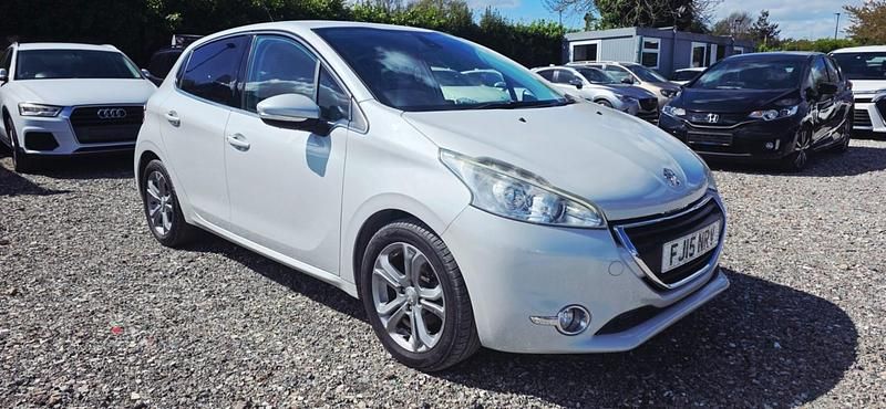 Used Peugeot 208 2015 White Hatchback