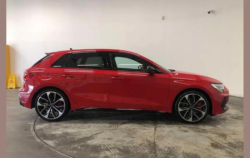 Begagnad Audi S3 Sportback Black Edition 333 HK (244 kW) 2025 Röd Halvkombi