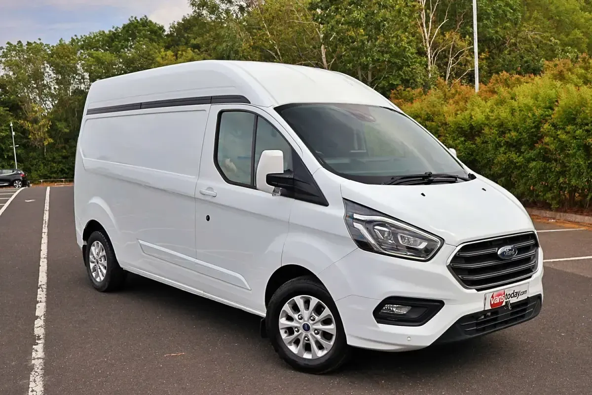 Used Ford Transit Custom Limited 170 HP (125 kW) 2018 White Van