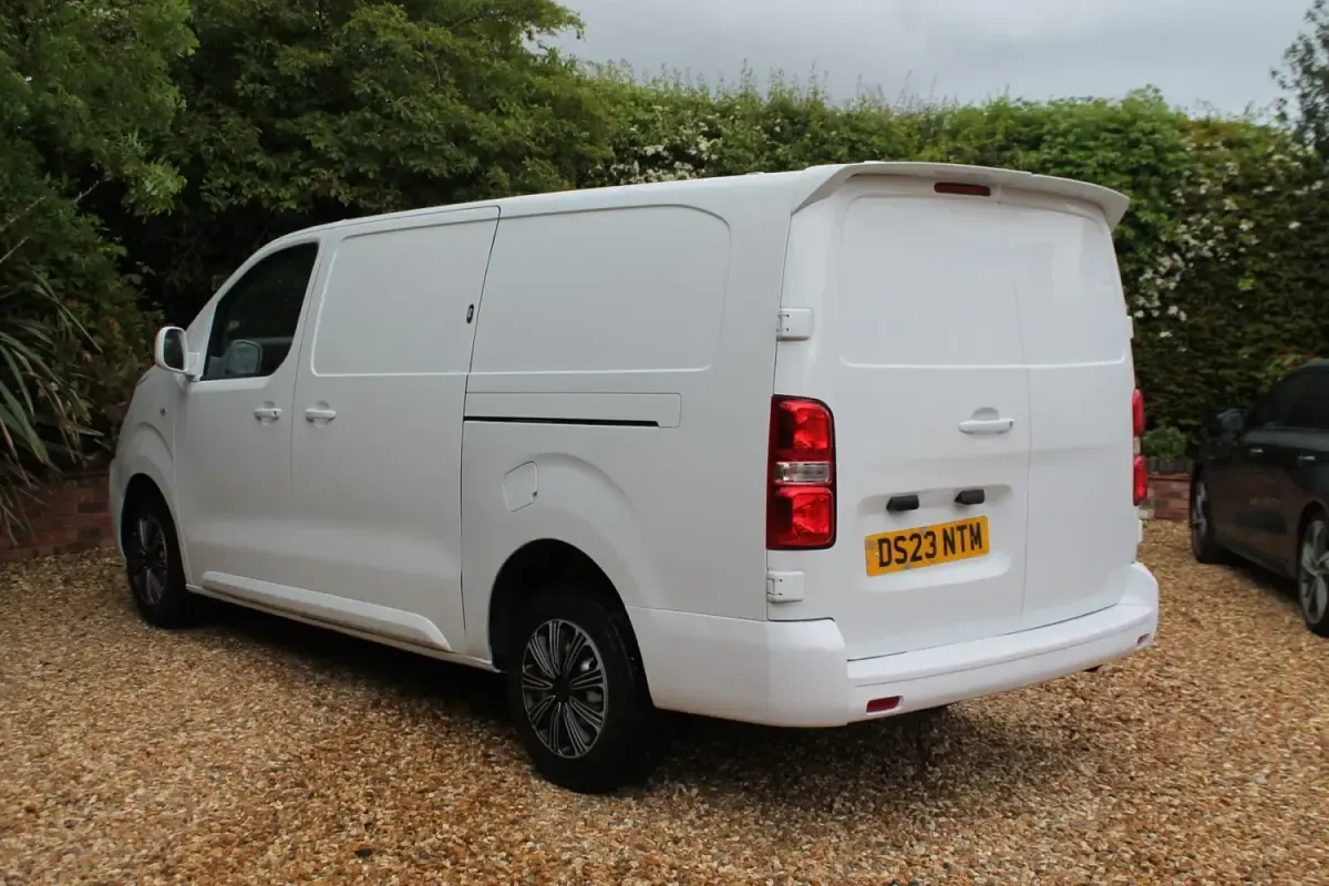 Używany Vauxhall Vivaro 100 KM (73 kW) 2023 Biały Minivan