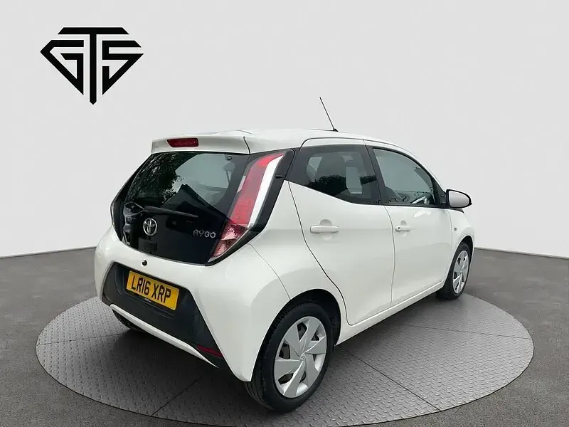 Used Toyota Aygo X-play 68 HP (50 kW) 2016 White Hatchback