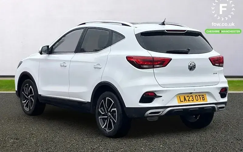 Begagnad MG ZS Exclusive 111 HK (81 kW) 2024 Halvkombi