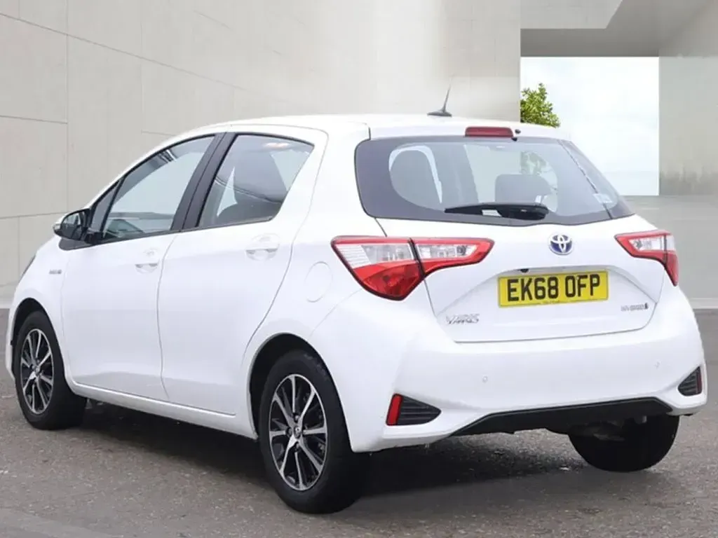 Used Toyota Yaris 100 HP (73 kW) 2018 White Hatchback