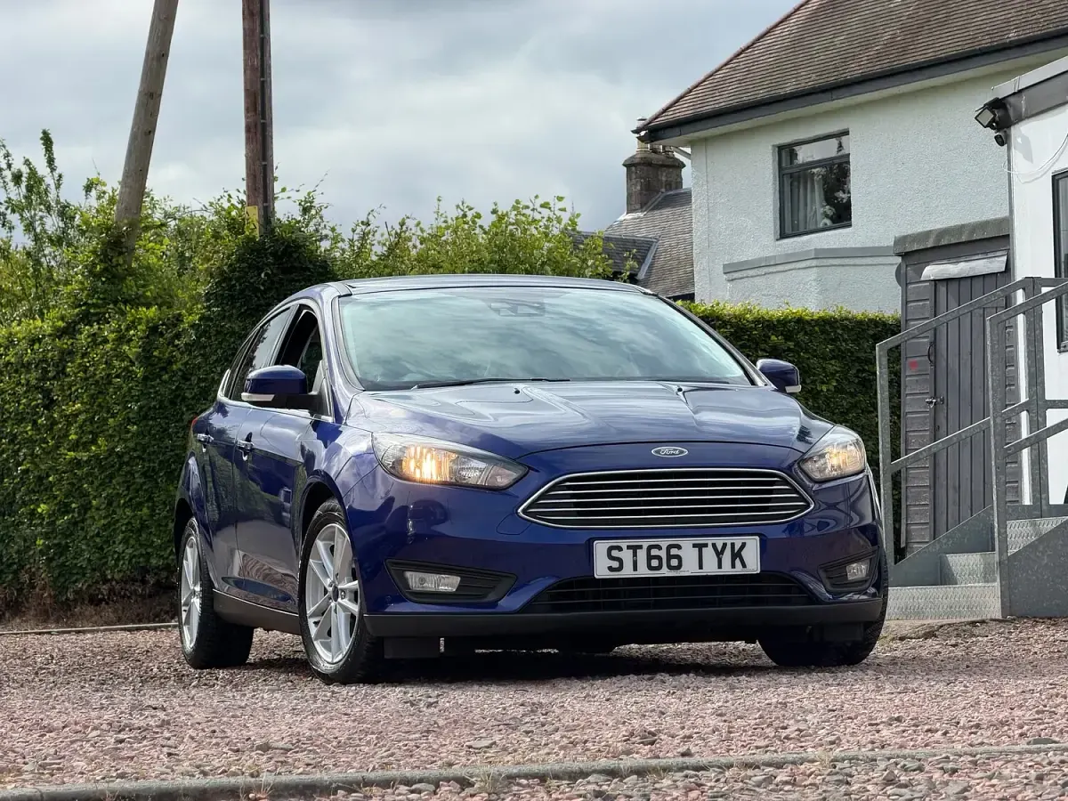 Used Ford Focus Zetec 125 HP (91 kW) 2016 Blue Hatchback