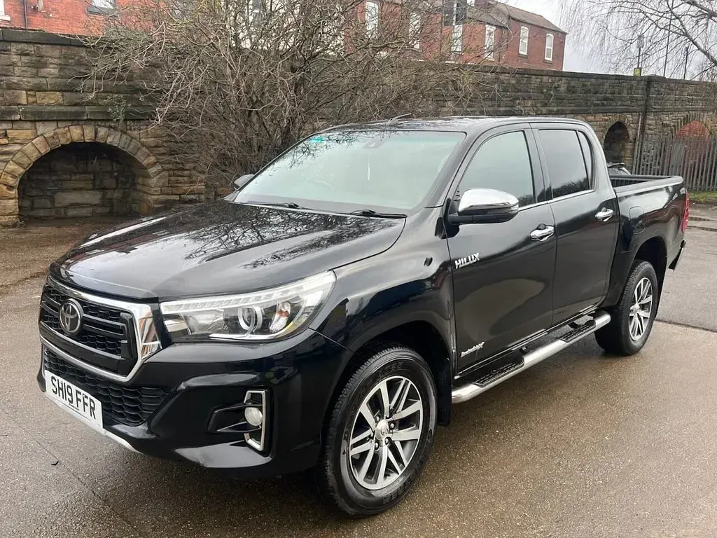 Used Toyota HiLux 150 HP (110 kW) 2019 Black Pickup