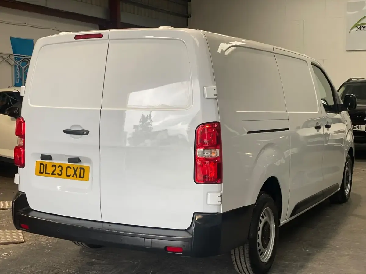 Used Vauxhall Vivaro S 100 HP (73 kW) 2023 White MPV