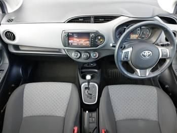 Used Toyota Yaris 99 HP (72 kW) 2015 Blue Hatchback