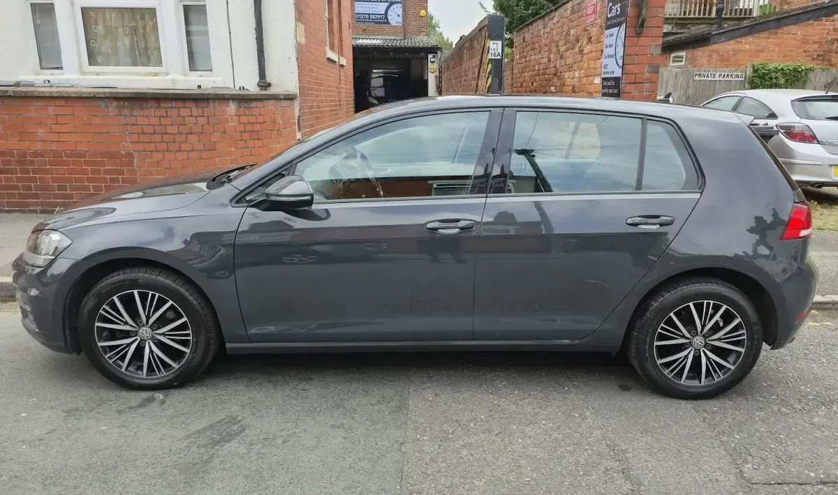 Used VW Golf VII SE 115 HP (84 kW) 2017 Grey Hatchback