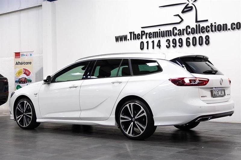 Used Vauxhall Insignia SRi 170 HP (125 kW) 2017 White Estate