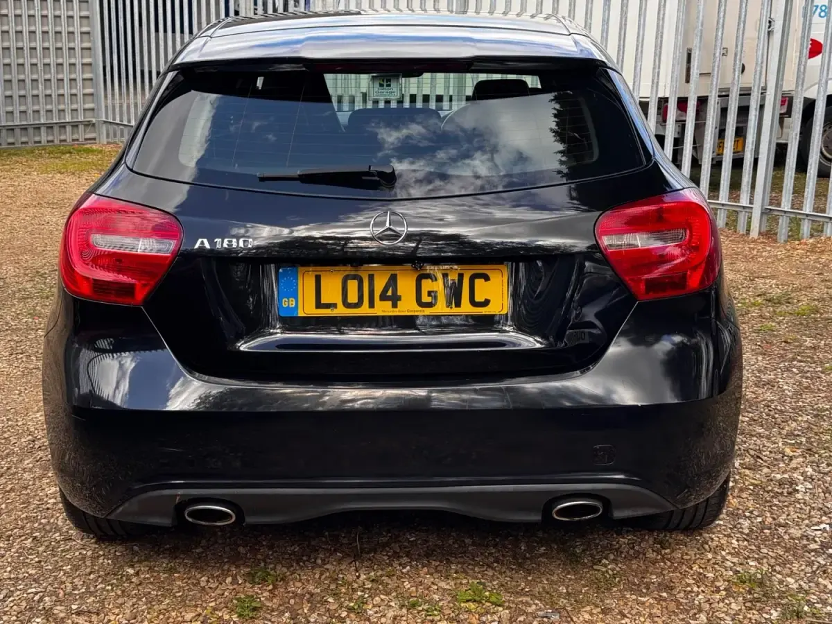 Begagnad Mercedes A180 2014 Svart Halvkombi