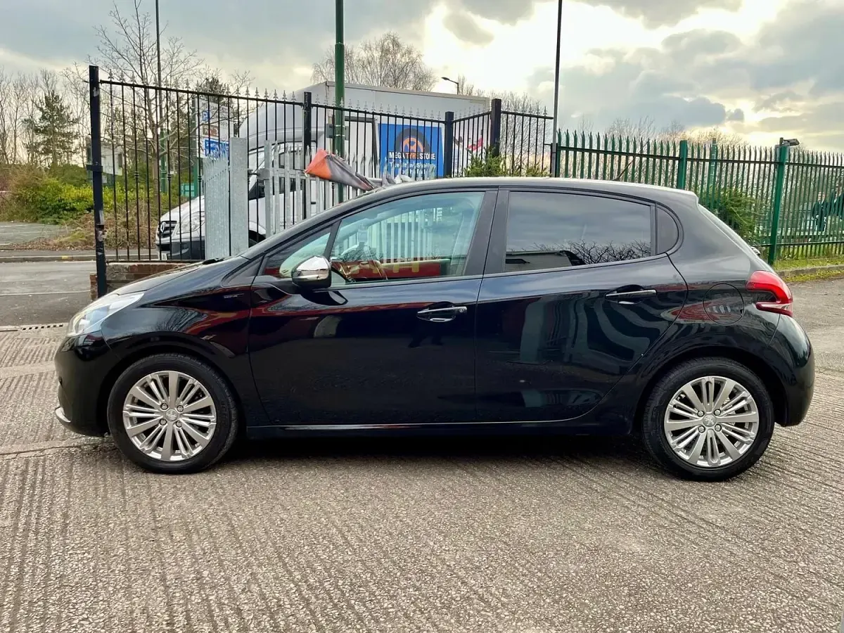 Gebraucht Peugeot 208 Signature Sky 2019 Schwarz Kleinwagen