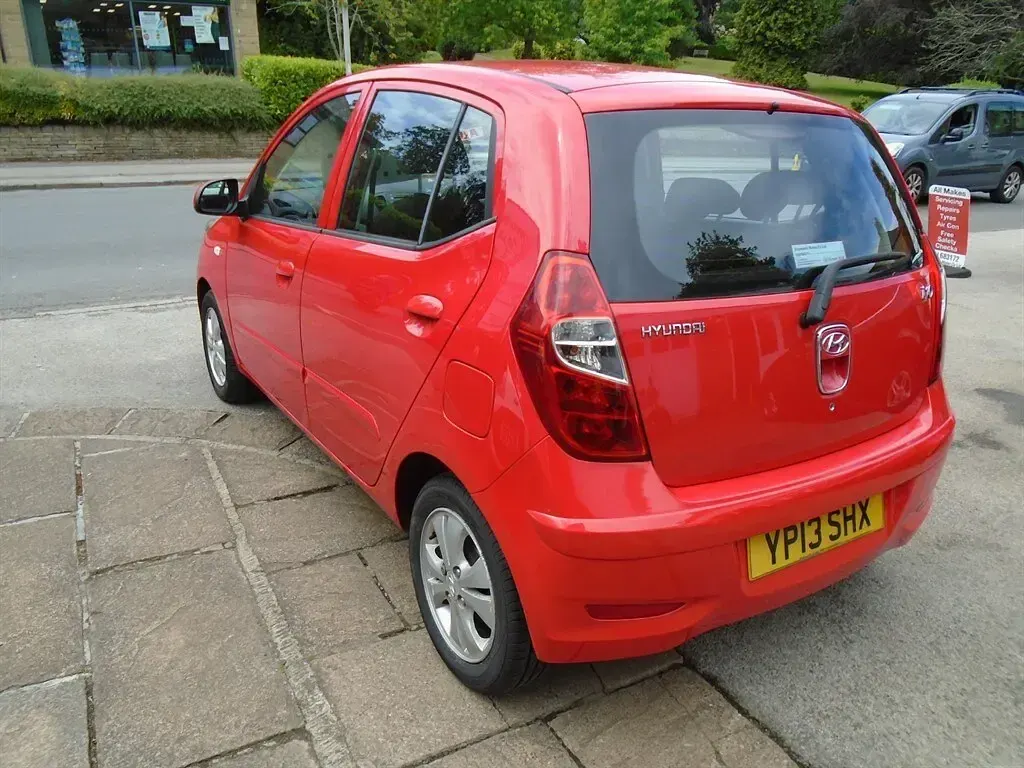 Used Hyundai i10 Active 85 HP (62 kW) 2013 Red Hatchback