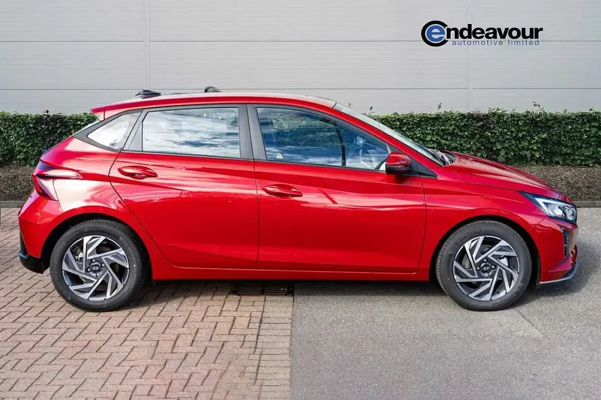 Used Hyundai i20 Advanced 100 HP (73 kW) 2025 Red Hatchback