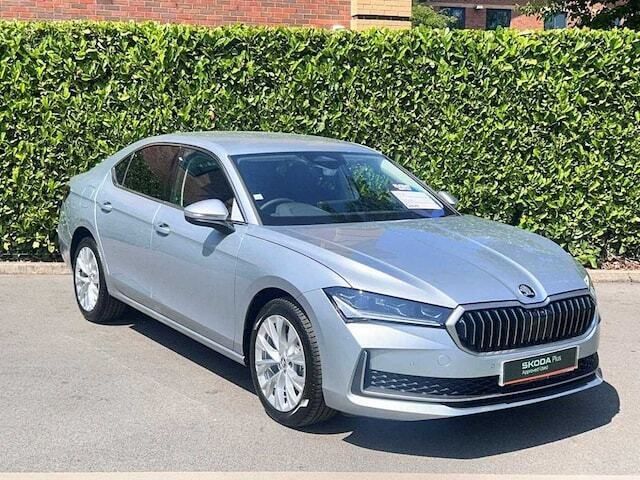 Pebble silver metallic New 2025 Skoda Superb SE L Hatchback | £30,995 - Image 1/4