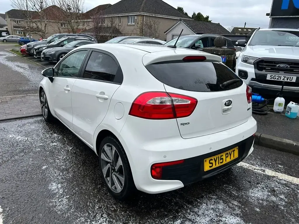 Begagnad Kia Rio 109 HK (80 kW) 2015 Vit Halvkombi