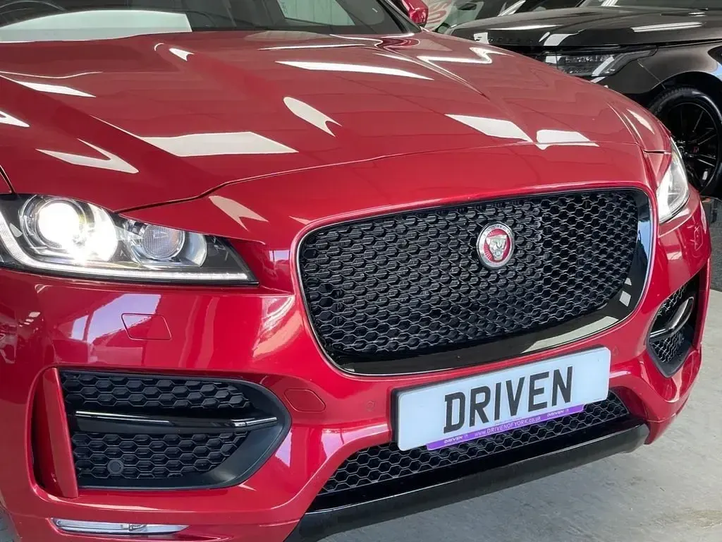 Second-hand Jaguar F-Pace R-Sport 180 CP (132 kW) 2019 Roșu SUV