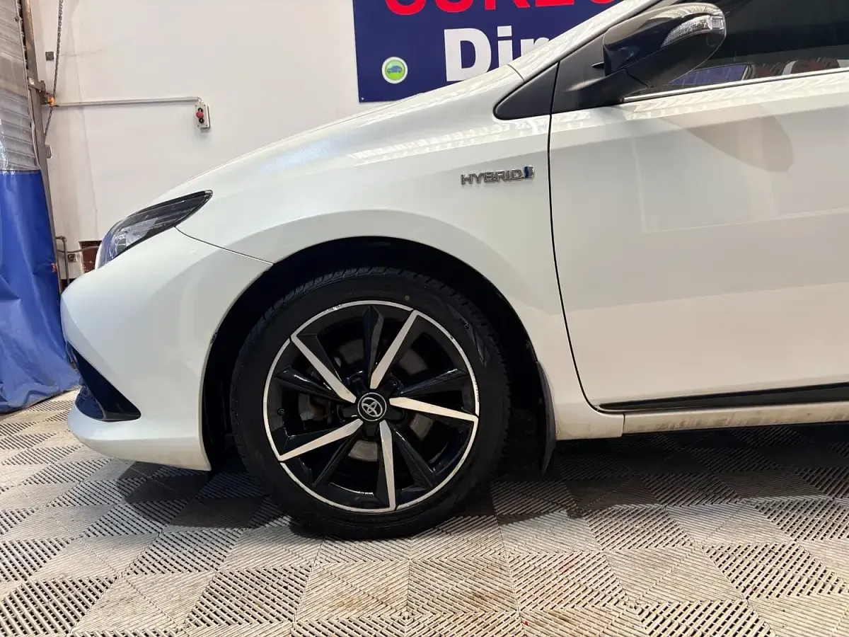 Used Toyota Auris Hybrid 136 HP (100 kW) 2017 White Hatchback