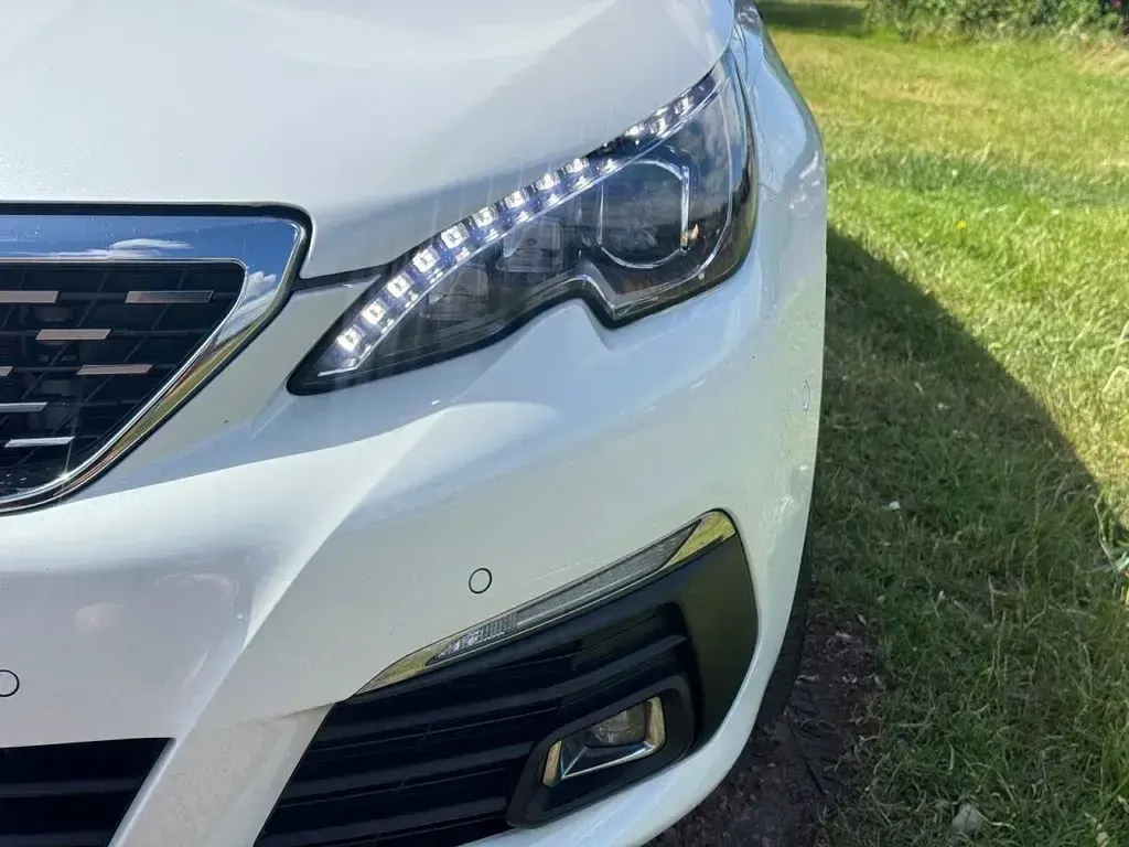 Used Peugeot 308 SW GT 180 HP (132 kW) 2017 White Estate