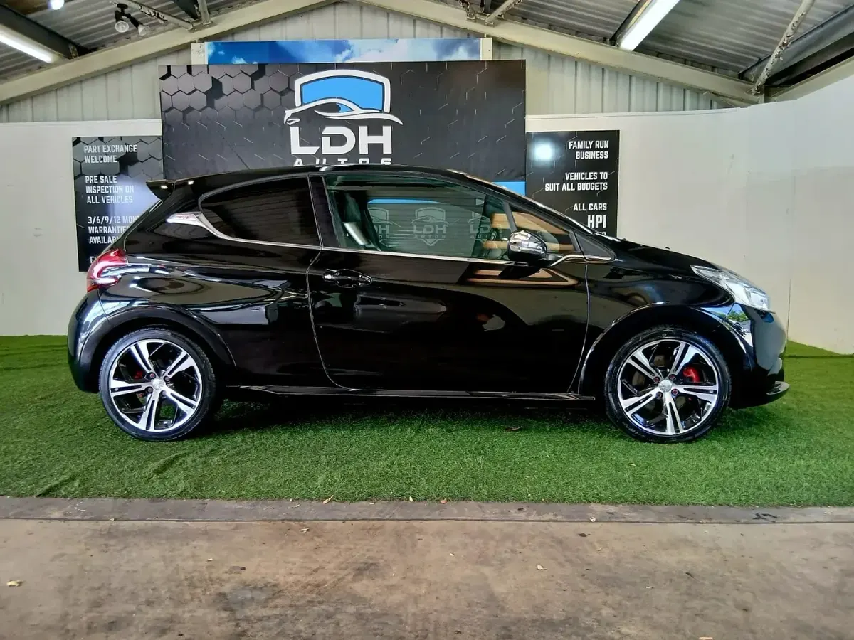 Used Peugeot 208 Prestige 208 HP (152 kW) 2017 Black Hatchback