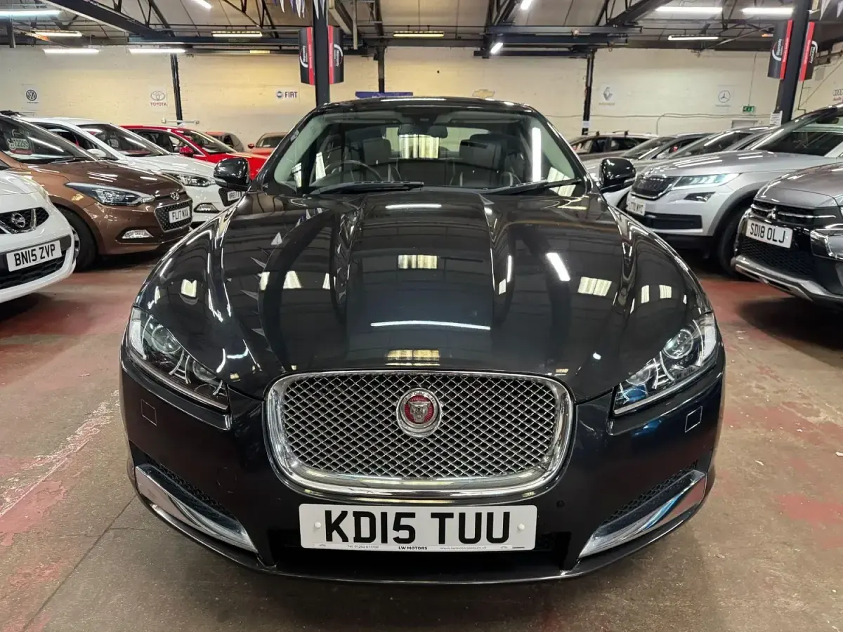 Usado Jaguar XF Portfolio 200 HP (147 kW) 2015 Cinzento Sedan