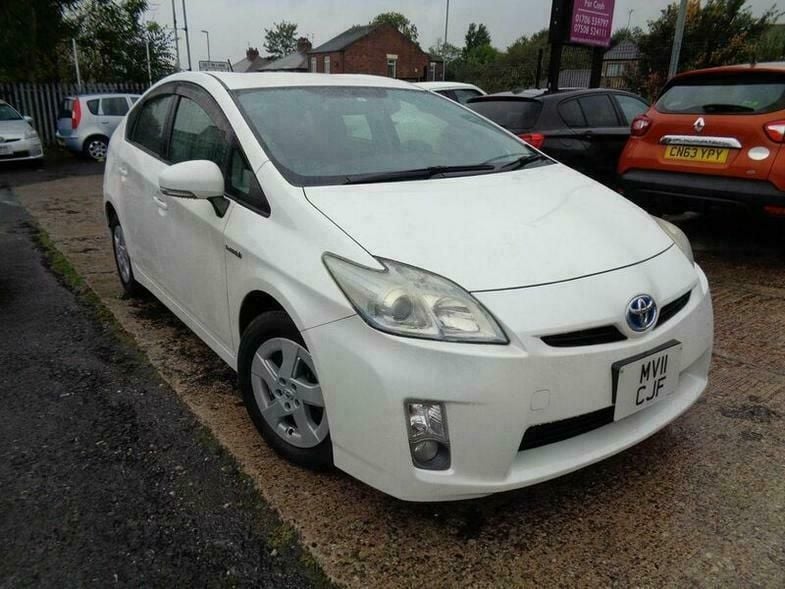 Used Toyota Prius T4 2010 White Hatchback