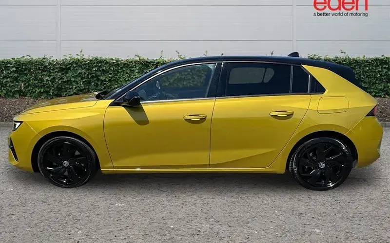 Used Vauxhall Astra 179 HP (131 kW) 2024 Yellow Hatchback