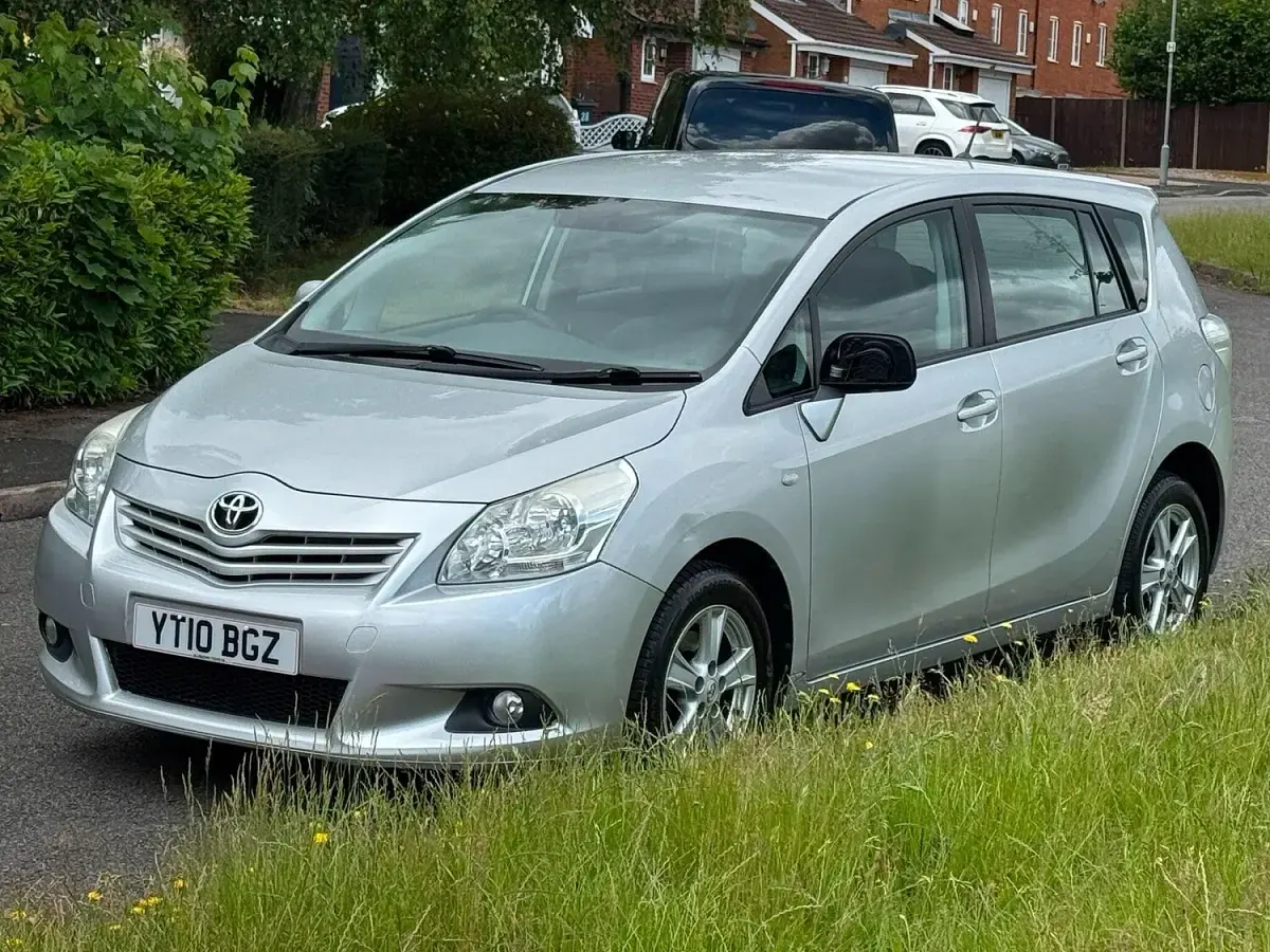 Used Toyota Verso 2010 Silver MPV