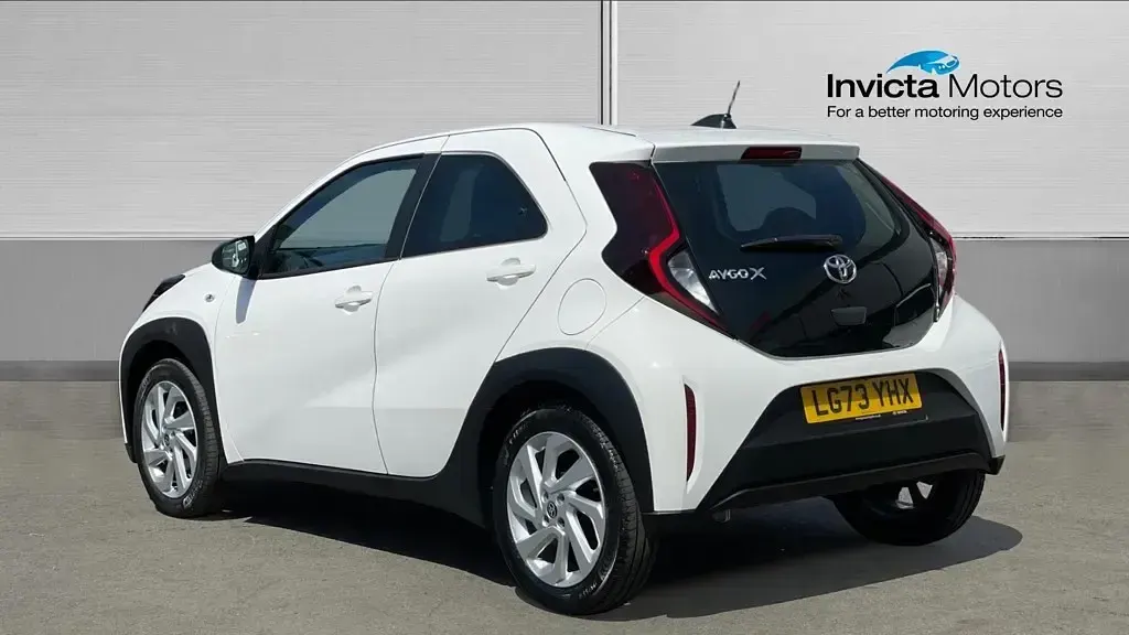 Used Toyota Aygo X PURE 72 HP (52 kW) 2023 White SUV