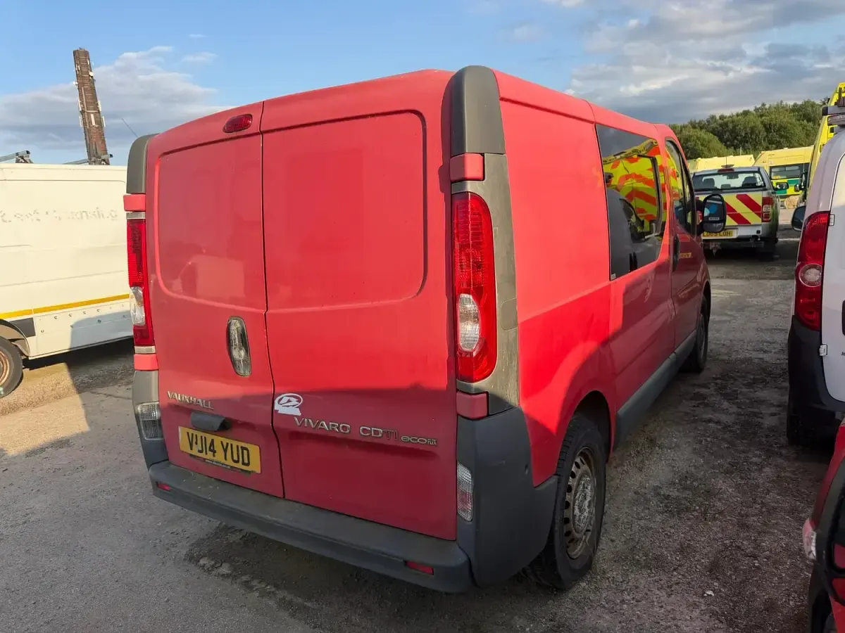 Used Vauxhall Vivaro 115 HP (84 kW) 2014 Red MPV