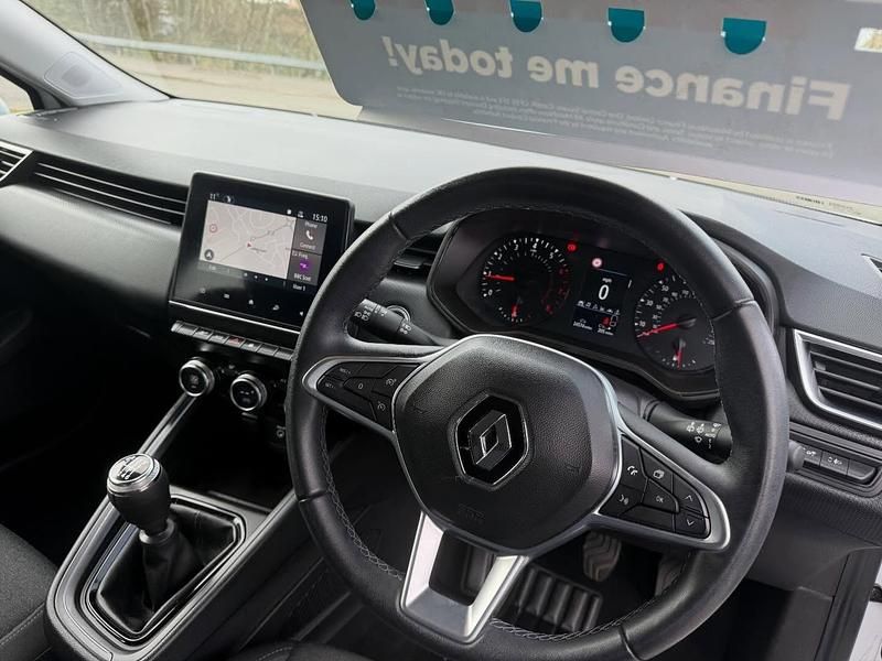 Used Renault Clio V Iconic 90 HP (66 kW) 2022 White Hatchback