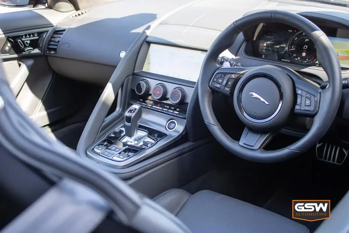 Usado Jaguar F-Type Supercharged 450 HP (330 kW) 2024 Cinzento Cabrios