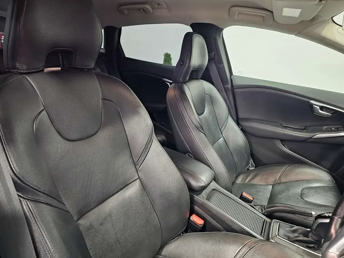 Used Volvo V40 SE Lux 180 HP (132 kW) 2014 Black Hatchback