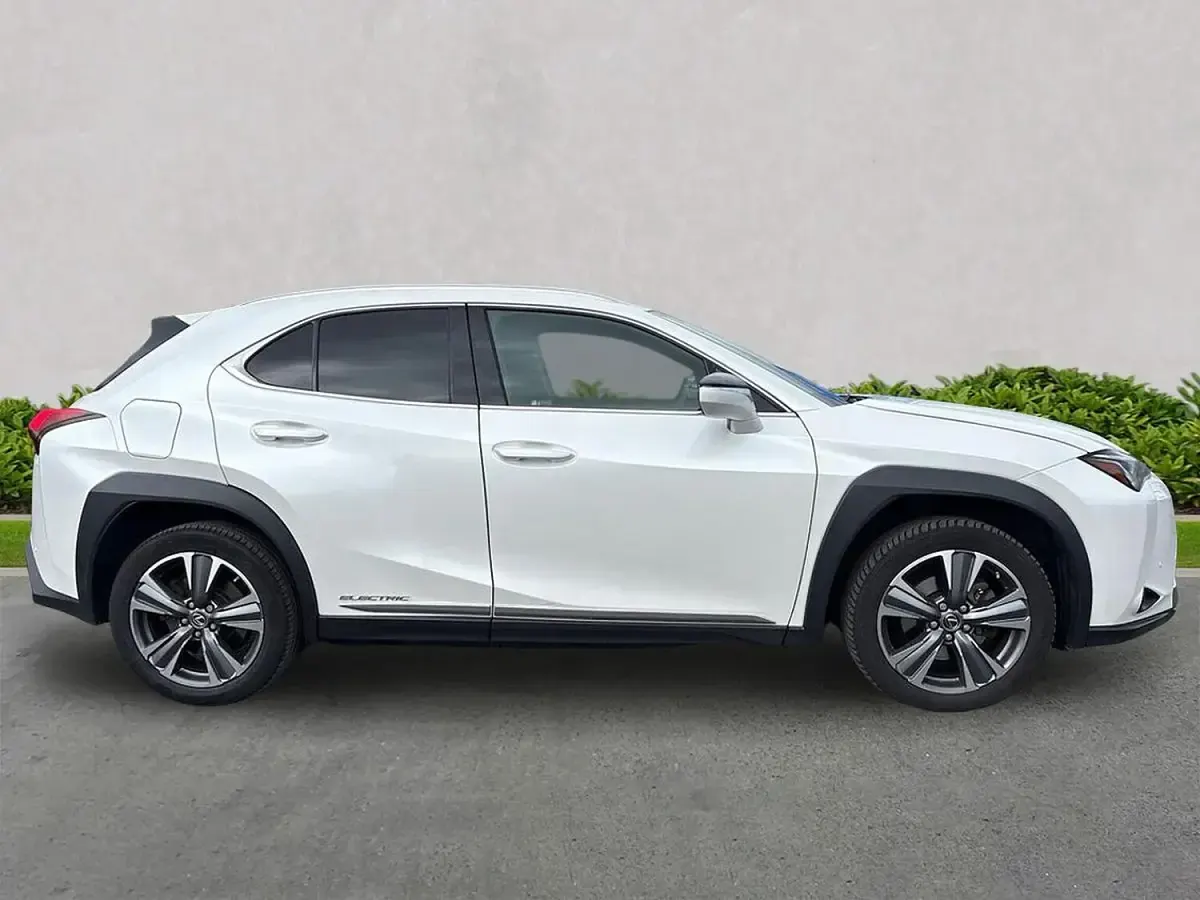 Used Lexus UX 300e 150 kW (204 HP) 2021 White SUV