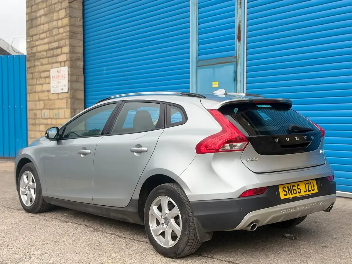 Used Volvo V40 SE 150 HP (110 kW) 2015 Silver Hatchback