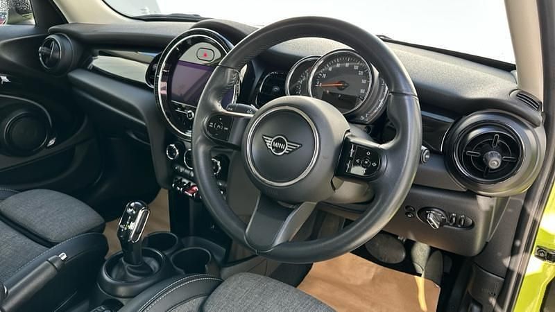 Used Mini Cooper Classic 136 HP (100 kW) 2022 Yellow Hatchback