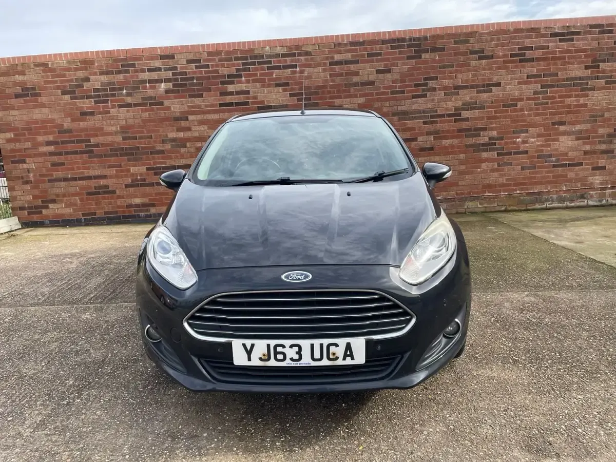Usado Ford Fiesta Zetec 75 HP (55 kW) 2013 Preto Citadino