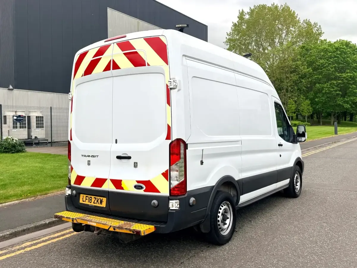 Usado Ford Transit 130 HP (95 kW) 2018 Branco Van