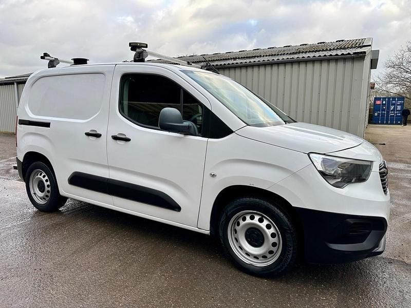 Used Vauxhall Combo Edition 100 HP (73 kW) 2019 White Van