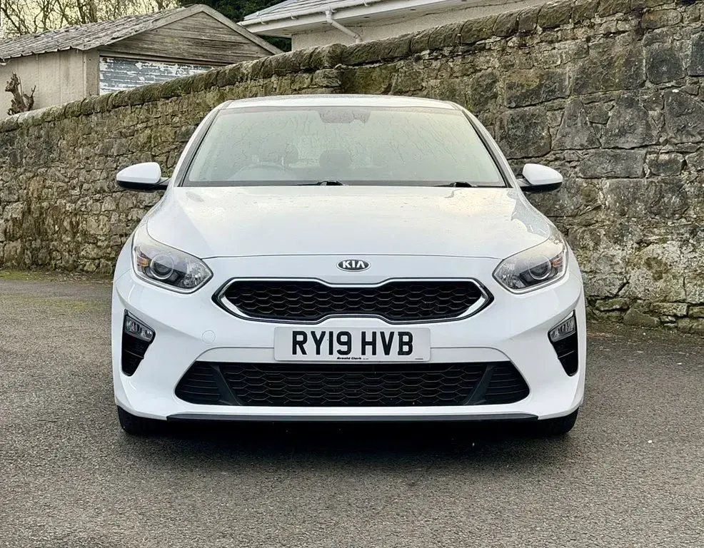 Usado Kia Ceed 114 HP (83 kW) 2019 Branco Citadino