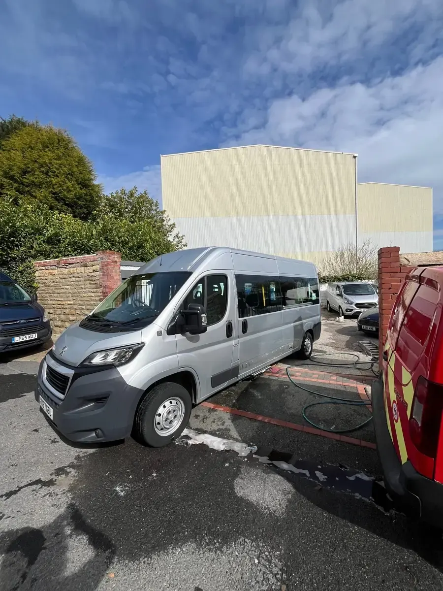 Używany Peugeot Boxer 130 KM (95 kW) 2017 Srebrny Van