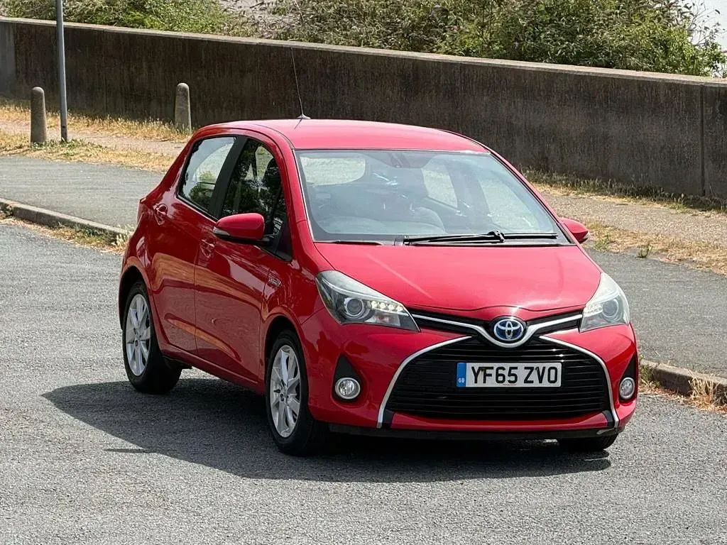 Used Toyota Yaris 100 HP (73 kW) 2015 Red Hatchback