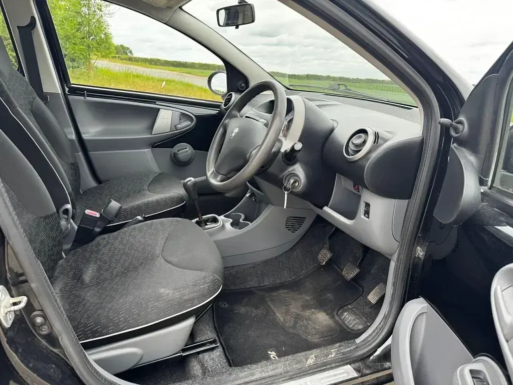 Used Peugeot 107 68 HP (50 kW) 2011 Black Hatchback