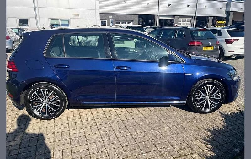 Used VW Golf VII SE 128 HP (94 kW) 2018 Blue Hatchback