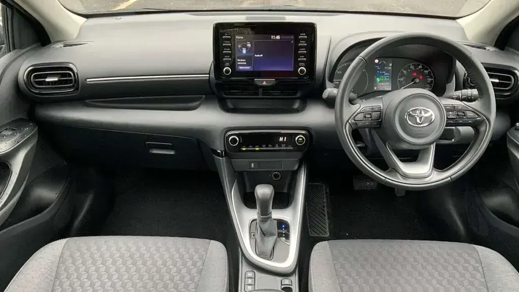 Usado Toyota Yaris Hybrid 116 HP (85 kW) 2023 Branco Citadino