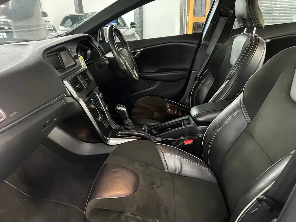 Used Volvo V40 R-Design 120 HP (88 kW) 2015 Blue Hatchback
