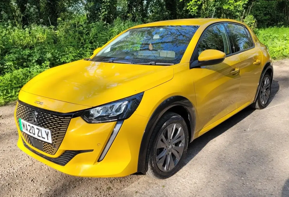 Usado Peugeot e-208 Allure 100 kW (136 CV) 2020 Amarillo Utilitario
